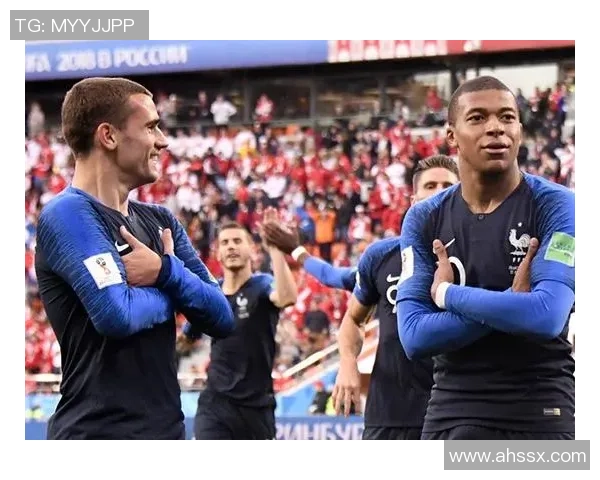 李静回顾足球人生:从青涩球员到教练的心路历程与成长故事